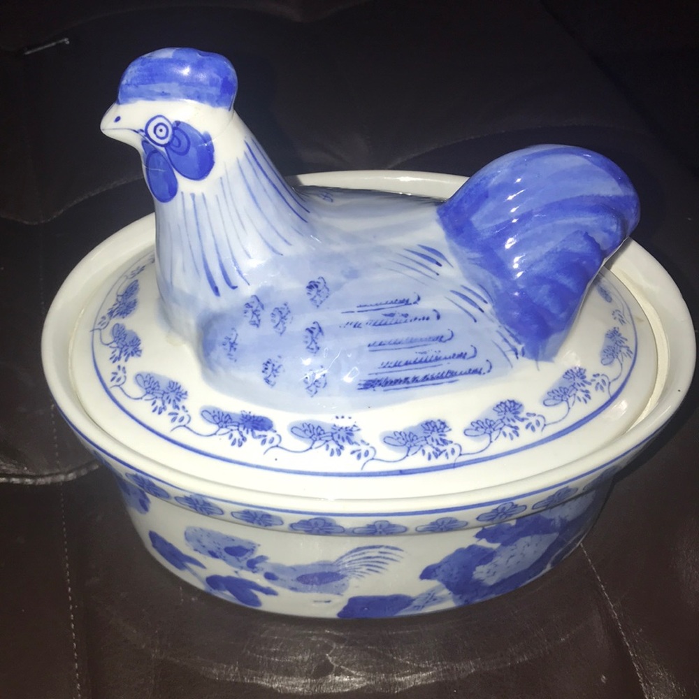 Vintage in NEW condition. Perfect bye white porcelain soup dish or great decor.